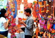 6 Relatable AF Thoughts Every Delhi Girl Has While Shopping at Sarojini Nagar!