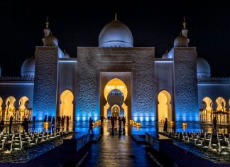 With The World’s Largest Carpet, 82 Domes & Capacity of 40,000 Worshippers, The Stunning Sheikh Zayed Grand Mosque in The UAE is a Sight to Behold!