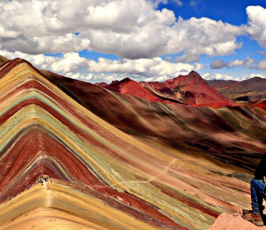 This ‘Rainbow Mountain’ at a Height of 5,200 Meters in Peru Literally Looks Hand-Painted!